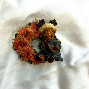 Vintage 2” multicolored resin moose with poinsettia wreath pin brooch Christmas